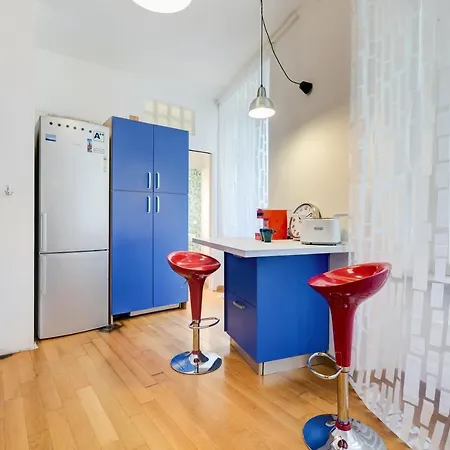 Extra Large Colorful Flat In Central Location *