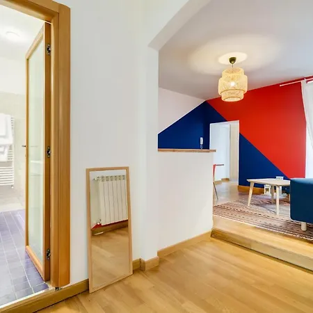 Extra Large Colorful Flat In Central Location *