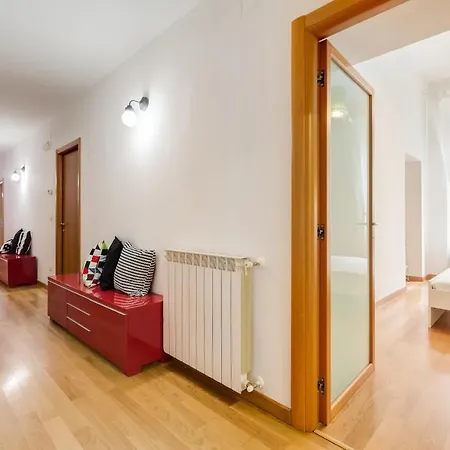 Extra Large Colorful Flat In Central Location