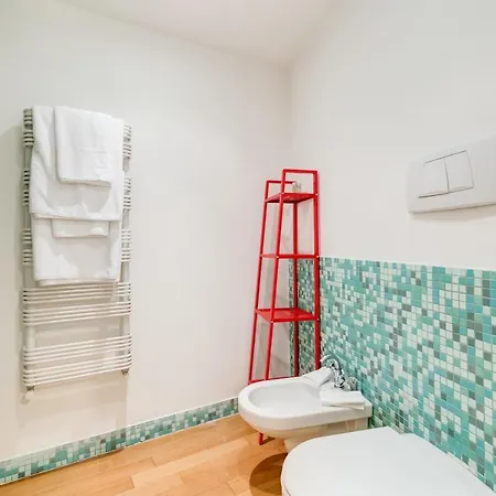 Extra Large Colorful Flat In Central Location